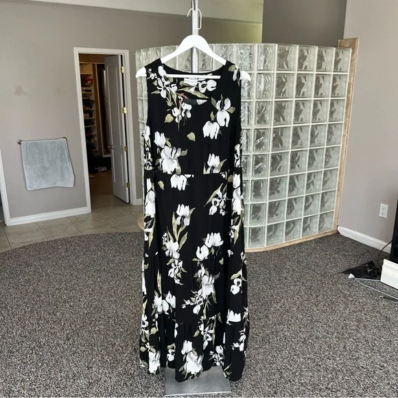 Ava & Viv Floral Black and White Scoop Neck Maxi Dress - Picture 3 of 10